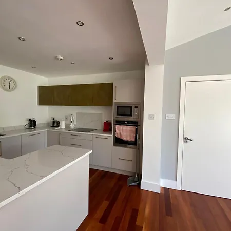 Szálloda Dublin South - 4 Bedroom In Affluent Area